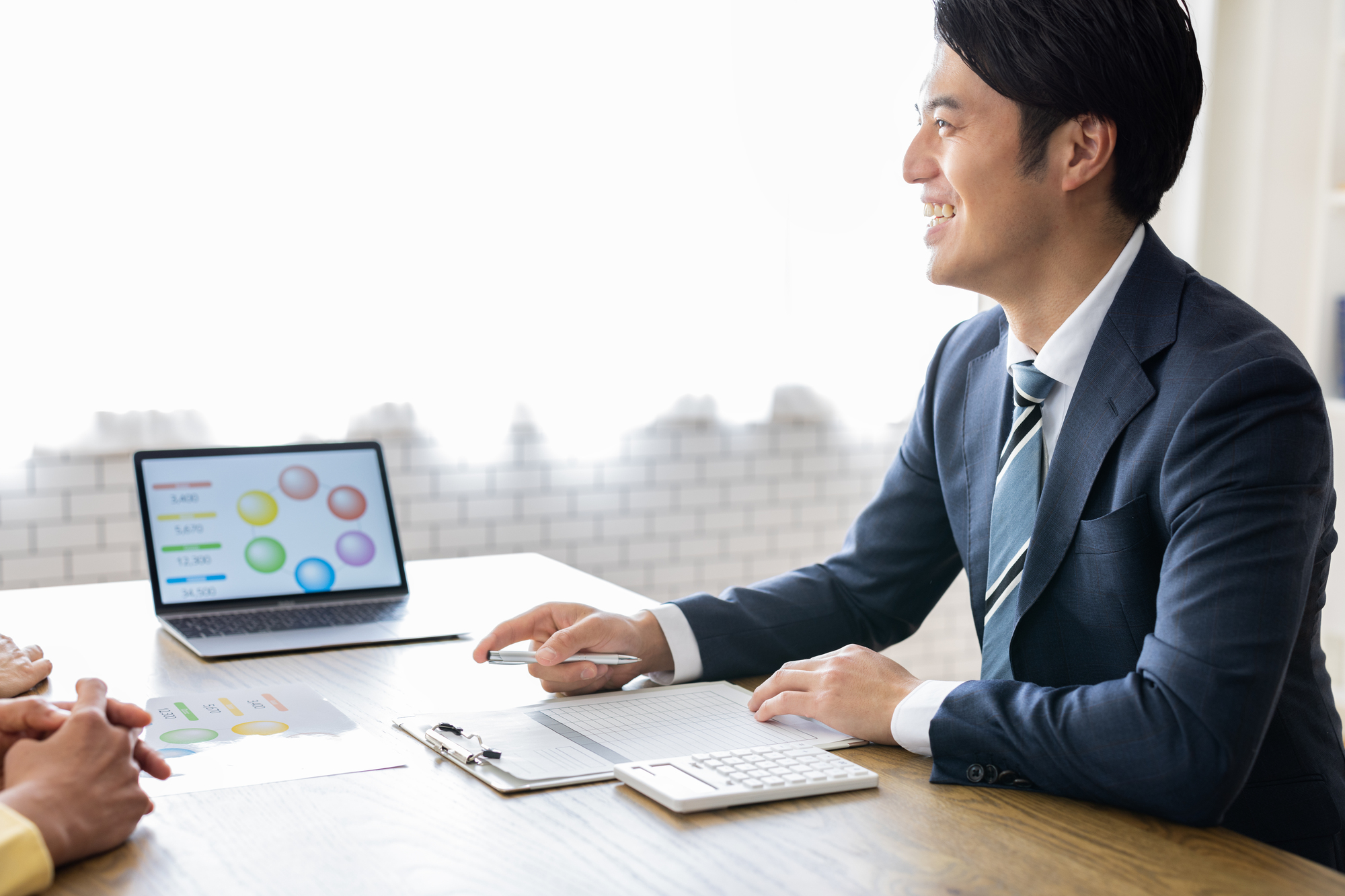 法人と個人どちらが有利？不動産会社の開業形態の選び方